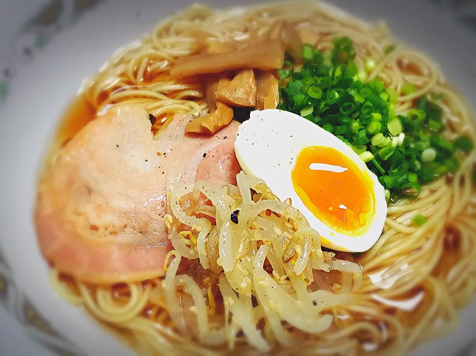 あごだしたっぷりの醤油ラーメン (๑˃̵ᴗ˂̵)و|bamazooさん