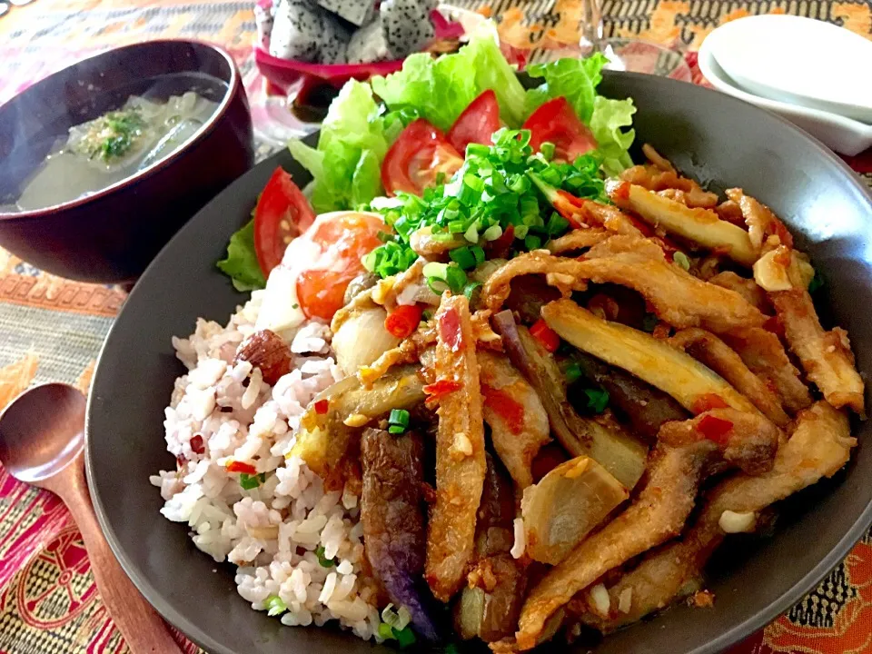 豚トロ丼！ピートロどーん！スライスで茄子と甘ピリ辛炒め（10穀米＋ちょい儒米）ご飯のっけ。冬瓜の胡麻アオサ汁。|ふかرさん