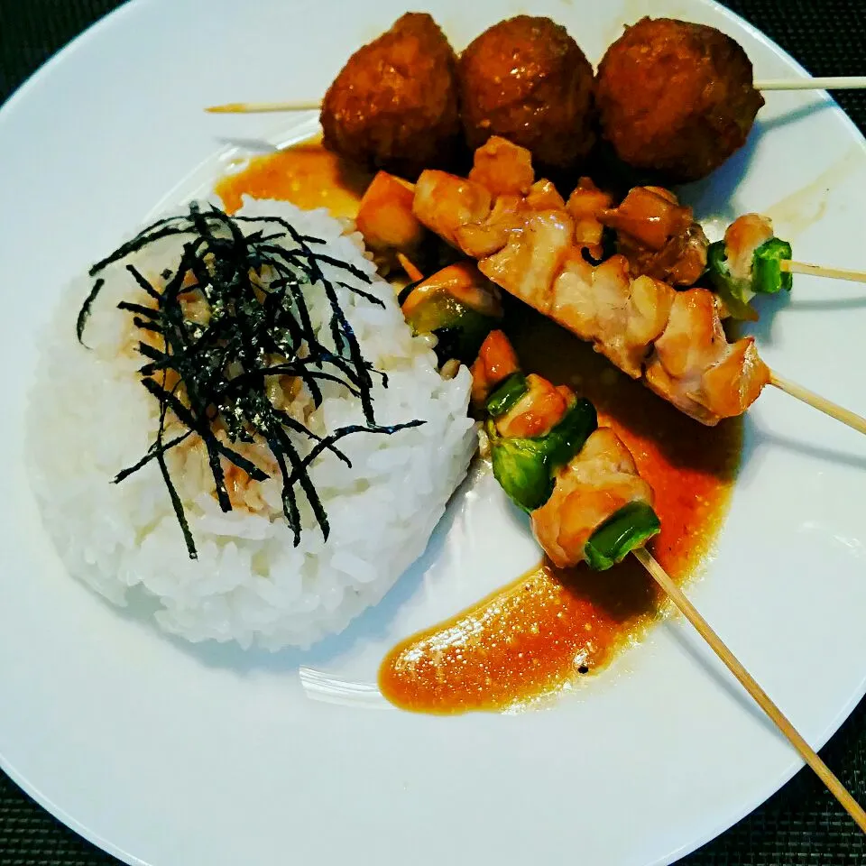 #Teriyaki chicken/capsicum/meatball skewers with seaweed and rice|Juneさん