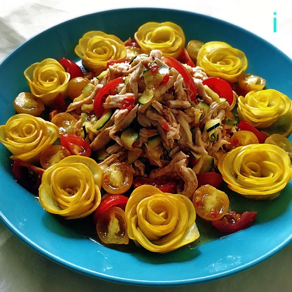 Snapdishの料理写真:山本真希さんの料理 ズッキーニと鶏胸肉のスイチリ胡麻和え 【Zucchini and chicken breast tossed with sweet chili sauce and sesame】|izoomさん