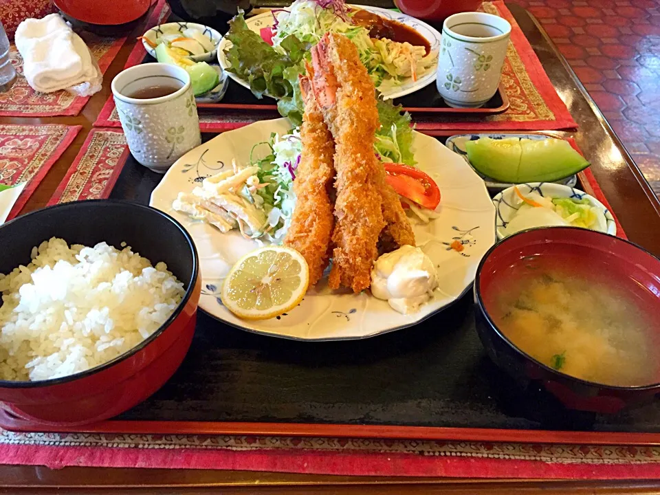 Snapdishの料理写真:ジャンボ海老フライ定食|satoeさん