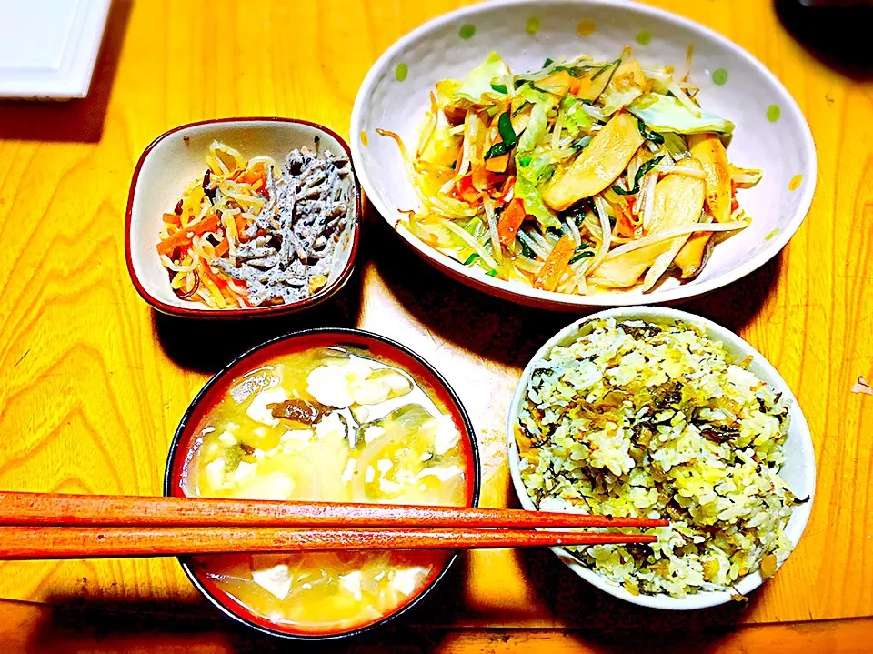 今晩は篤志です。 今夜は、、、  しらすと高菜の混ぜごはん エリンギの野菜炒め物(中華風) 豆腐と玉ねぎの味噌汁 小鉢(黒ごまサラダと春雨)  昨晩食べ過ぎたので反省して、 今晩はおさえめです。  母親が亡くなり親父の為に料理を始めました！ 不定期ですがアップしていきます！ 不慣れな男の料理ですがよろしくです！|篤志さん