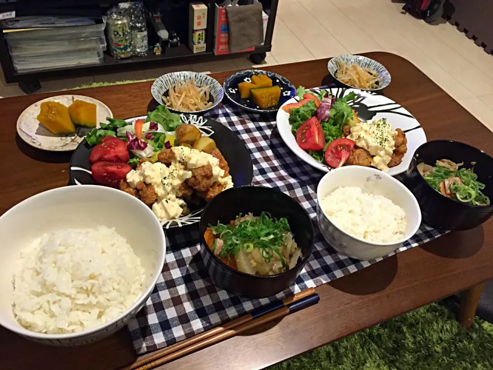 Snapdishの料理写真:週末ごはーん♡チキン南蛮、皮付きポテトフライ、サラダ、かぼちゃの煮付け、もやしのピリ辛ナムル、モツ煮こみ|未来さん