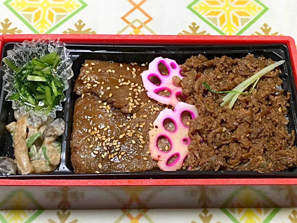 Snapdishの料理写真:米沢牛二色弁当🍱|ゆうじ.さん