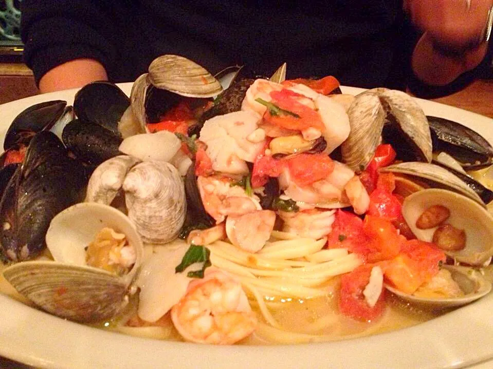 Frutti di Mari ~linguine with fruit of the sea (clams, mussels, scallops, shrimps)|🌺IAnneさん