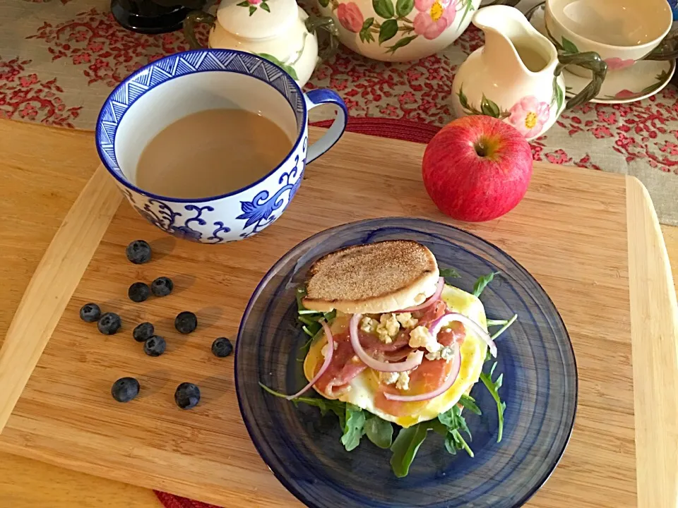 Arugula~Fried Egg~Prosciutto~crumbled blue cheese on english muffin toast😍|🌺IAnneさん