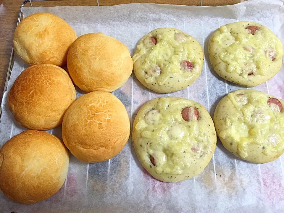 Snapdishの料理写真:土曜日のパン屋さんはチーズダッチクランチとジェノベーゼの平焼きパン|Yoko Kunoさん