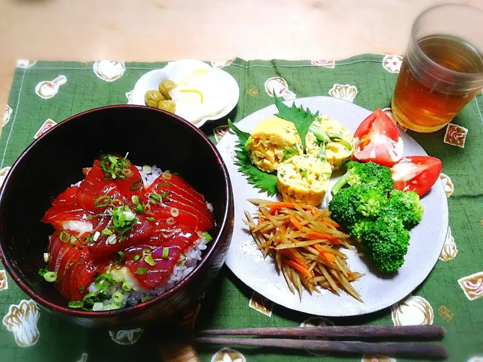 まぐろ山かけ丼とちょい盛りおかずの晩ごはん🎵|シホさん