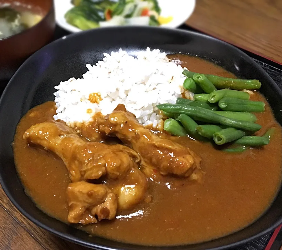 晩ごはん  手羽元とインゲンの
カレー  白菜浅漬け 胡瓜味噌漬け ワカメと卵のスープ|ぽんたさん