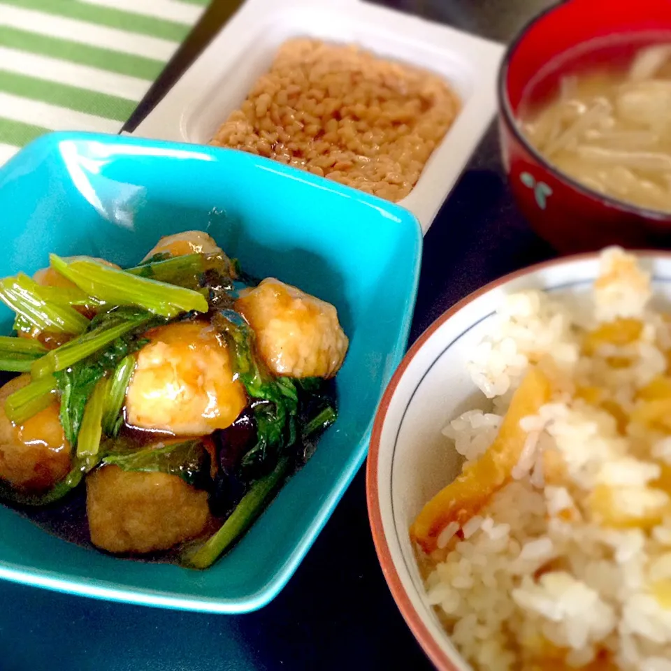 Snapdishの料理写真:日曜の朝 お芋の炊き込みごはん、鶏団子、えのきのお吸い物、納豆|yukoさん