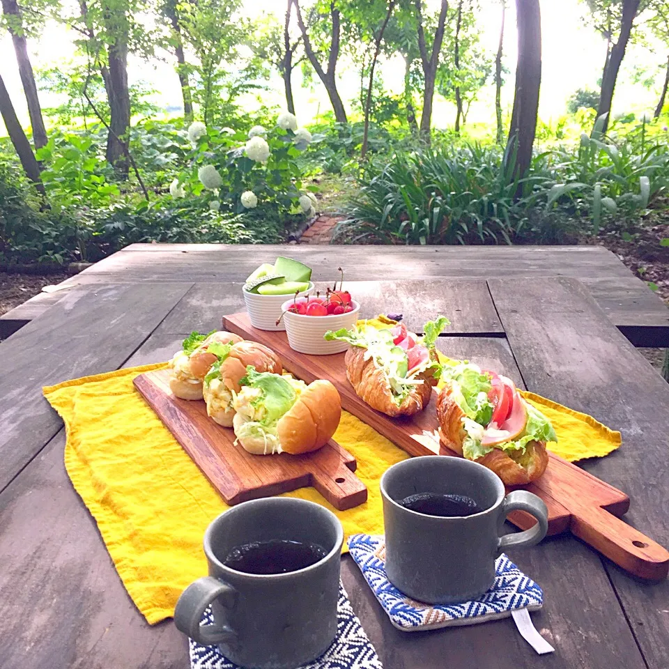 雑木林で朝ご飯
クロワッサンとバターロールサンド|ルークままさん