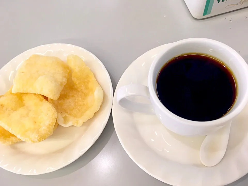 Snapdishの料理写真:かきもちとコーヒー|Food is lifeさん