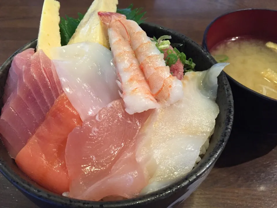 Snapdishの料理写真:土日限定・さっぱり海鮮丼🐟|まさとさん