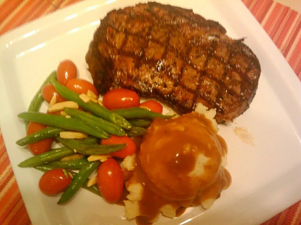 Grilled Rib eye steak, Mashed potatoes & gravy, sautéed green beans with grape tomatoes & slivered almonds... Saturdate nite at home😍|🌺IAnneさん