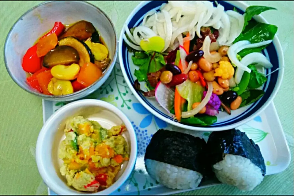 Snapdishの料理写真:野菜たっぷり💛おにぎりランチ🍙梅干し…💕|メイメイda.さん