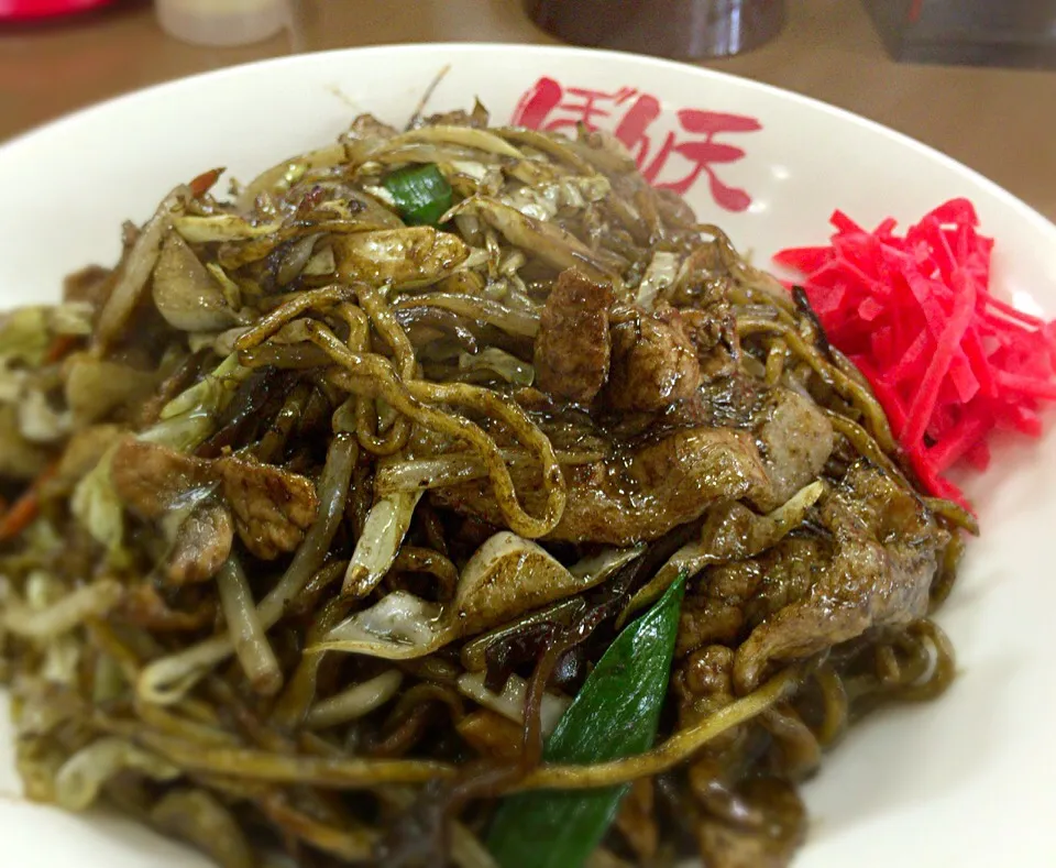 「東村山黒焼きそば」を求めて、新秋津駅に降り立ちました。イカスミと黒酒をベースにした、食欲をそそるスパイシーな香り！柔らかい豚肉と野菜もたっぷりです(^-^)/|ギムレットさん