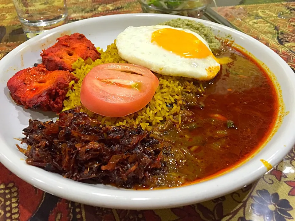 ランチは近所のスリランカ料理屋さんでビリヤニを食す🍛そう言えば昨日も昼はカレー、今宵もカレーの仕込みしたな🤔|にゃあ（芸名）さん