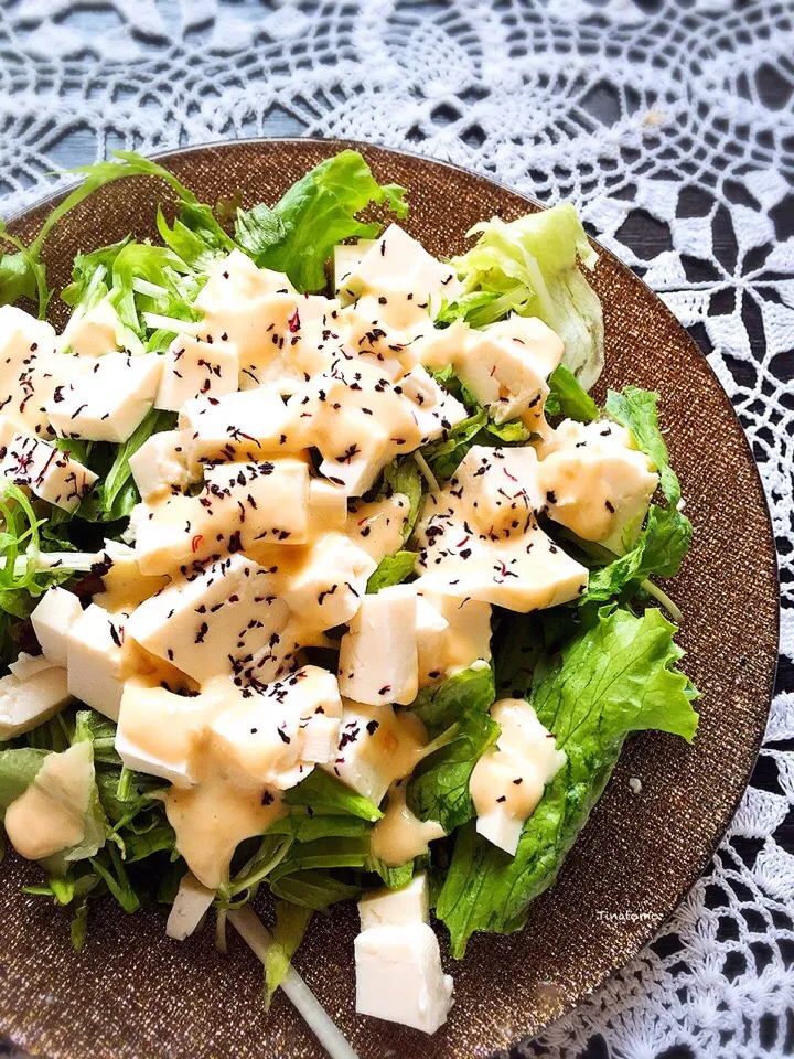 Snapdishの料理写真:お豆腐と水菜、葉物野菜でサラダ！ゆかりトッピングですー！|Tina Tomoko😋さん