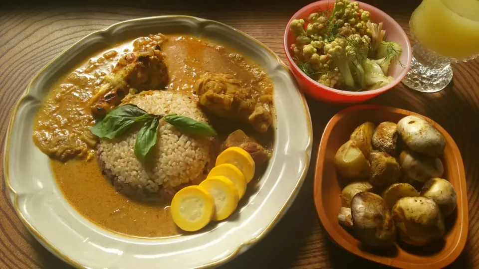 Snapdishの料理写真:鶏手羽元のスリランカカレーと、ジャガイモとマッシュルームのサブジ。カリフラワーとセロリ、ショウガのピクルス。リンゴジュース。|KimaLABOさん