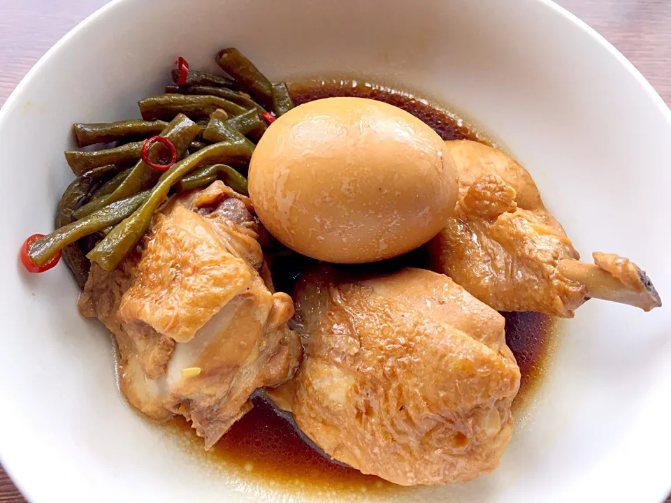 Snapdishの料理写真:Chicken adobo and sitaw 鶏肉十六ささげのにんにく，醤油，酢，鷹の爪，コショウの煮込み〜〜フィリピンの家庭料理です|Leslie Shikeさん