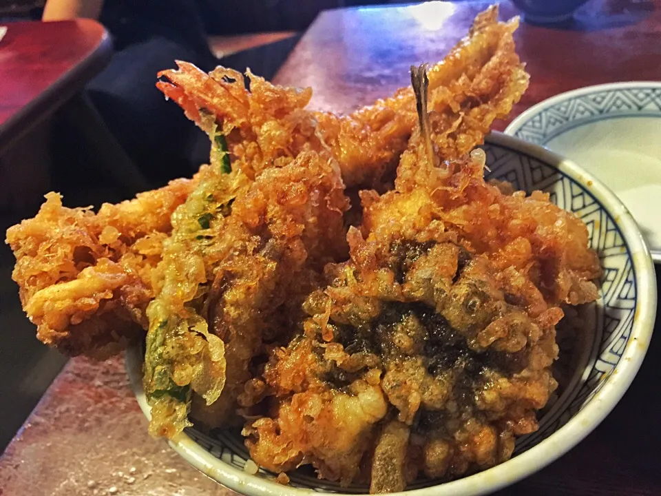 近所の伊勢屋さんで天丼。今日の魚の天麩羅は小フグで、あっさりええ感じでした。|たけうちさん