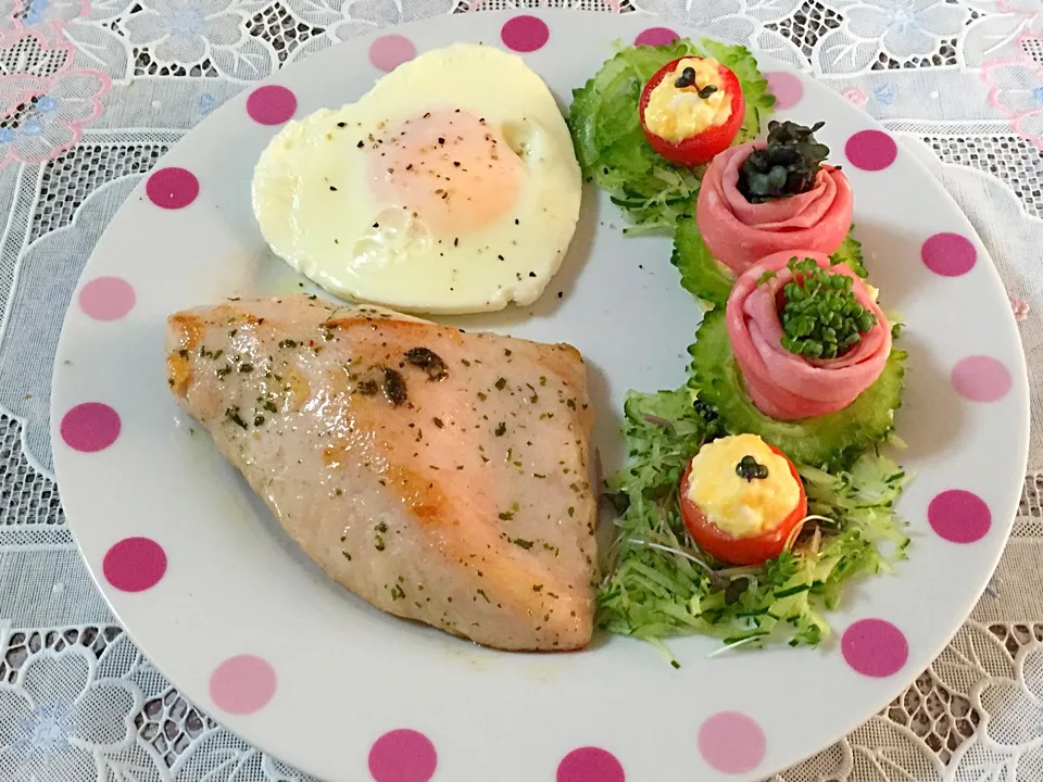 🌺サラダチキン焼き
🌺ハートの目玉焼き
🌺ハム薔薇サラダと
    ゴーヤーと胡瓜と…色々サラダ|Kii mamaさん