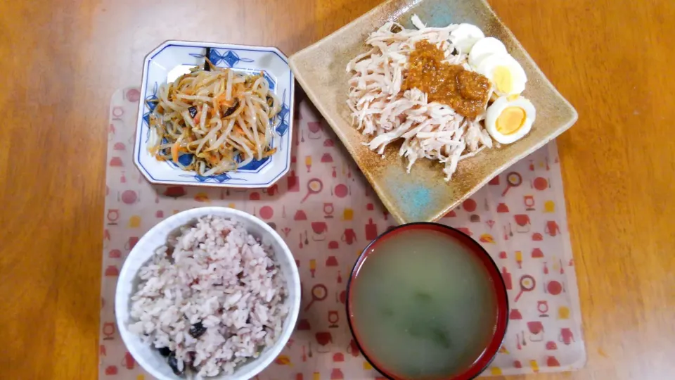 Snapdishの料理写真:６月２3日　棒々鶏　干しエビと塩昆布のナムル　わかめスープ|いもこ。さん