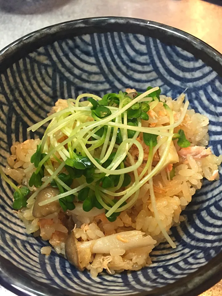 サーモンとシメジの炊き込みご飯バター風味|洋介さん