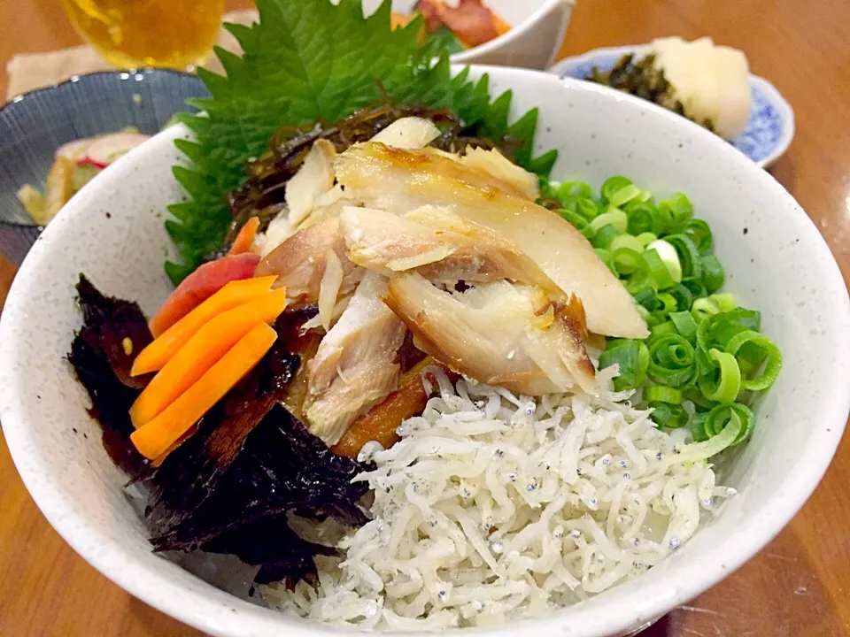 鯖ほぐしとしらす丼～🐟|みほままこさん