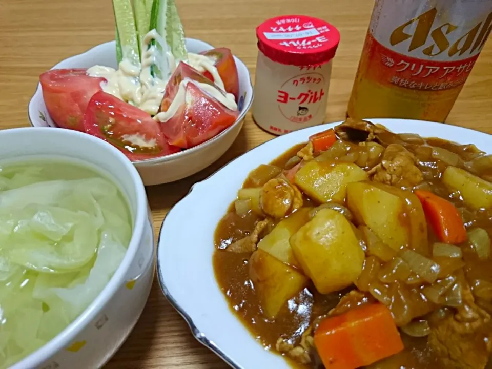 カレー　サラダとキャベツのコンソメスープ|Shinji Matsuokaさん