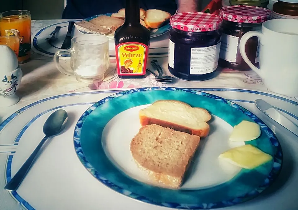 Snapdishの料理写真:Typical Swiss Sunday Breakfast 😄
朝食 Chōshoku スイス Suisu
(Butterzopf, Urdinkelbrot, Butter, fresh pressed orange juice, Marmelade,  big coffee ☕ and a limb egg)

|Najeskaさん