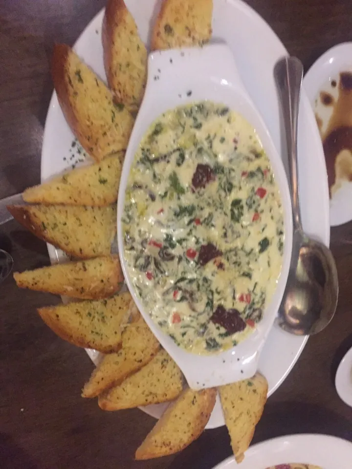 Cheese with artichoke and garlic bread|janiceさん