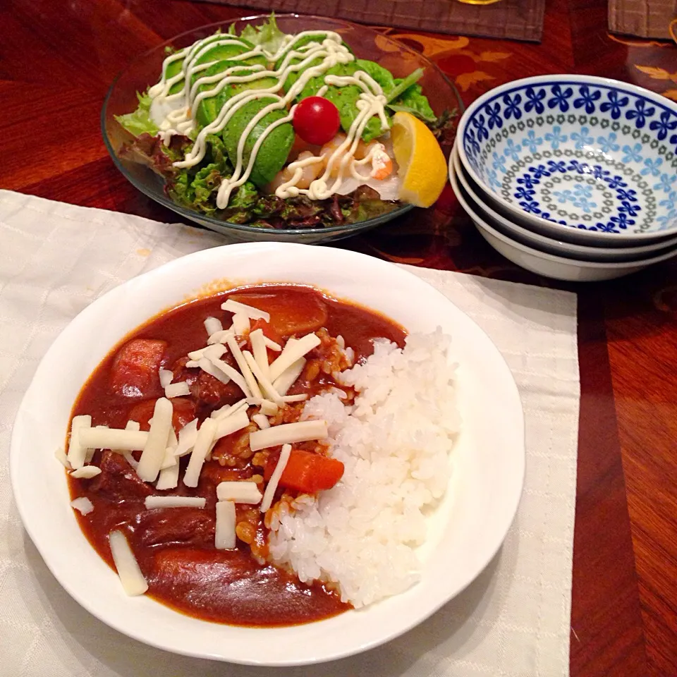 今日の晩御飯(๑´ڡ`๑)
ビーフカレーと海老アボカドサラダ|ちゃたままさん