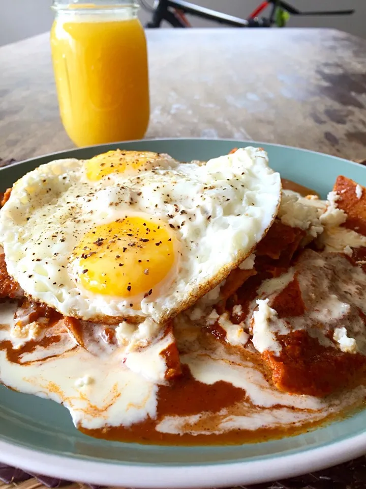 Chilaquiles con huevo estrellado. Salsa de chilhuacle rojo con hoja santa.|Eduardo Mestre Sさん