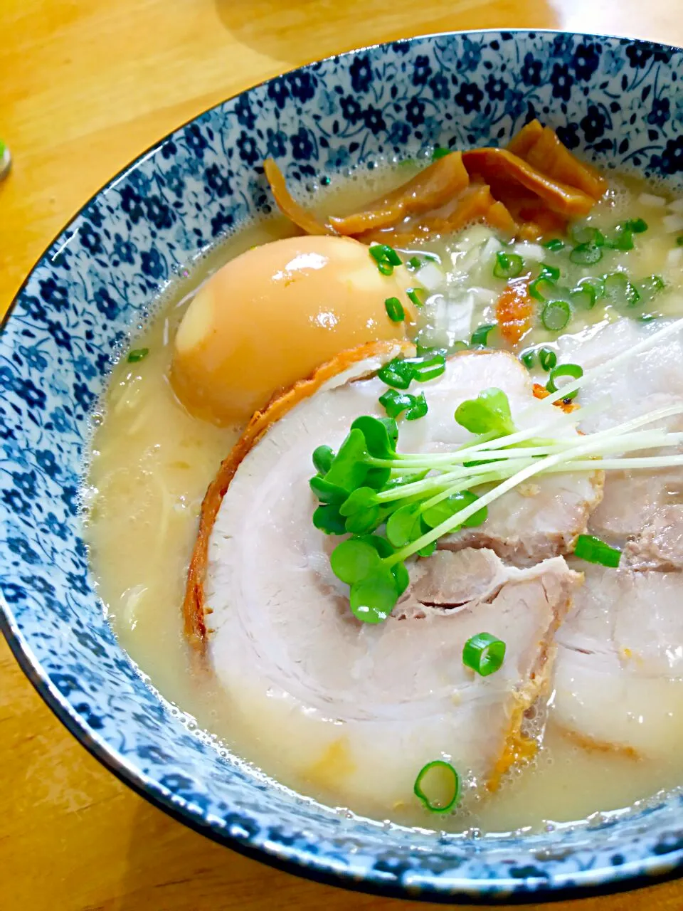 Snapdishの料理写真:塩チャーシュー活用～とんこつラーメン～|徳之島トトロンヌさん