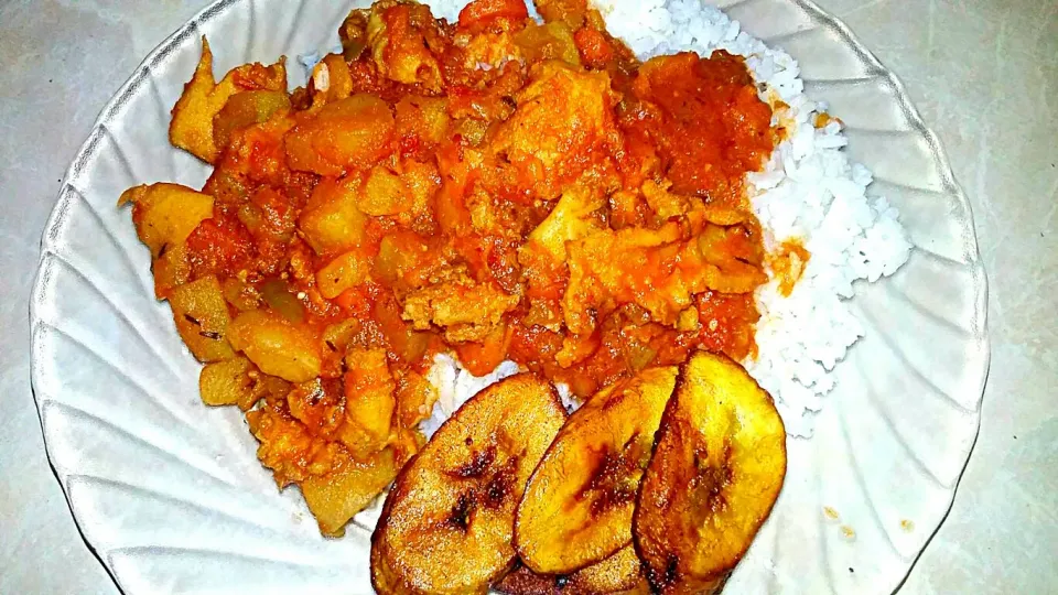 Snapdishの料理写真:Bahamian Steamed Conch with White Rice and Sweet Fried Plantains.|Juan Simmsさん