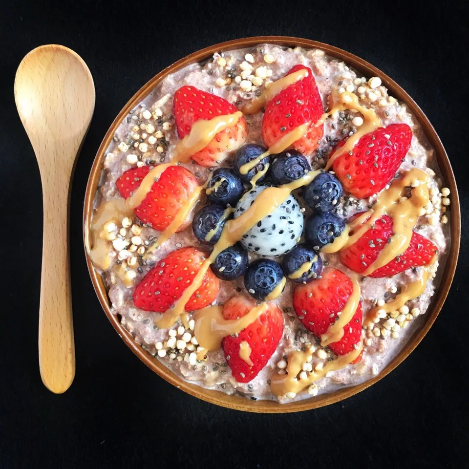 Milo oats with berries, chia, quinoa pops and peanut butter|coxiella24さん