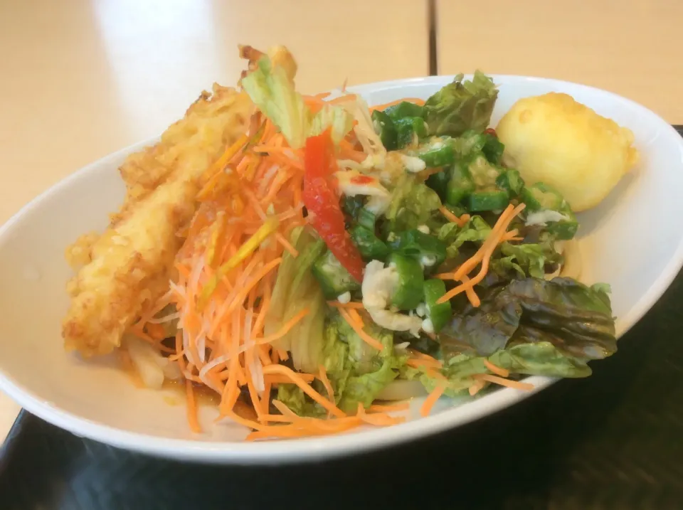 コクうまサラダうどん😋(トリ天 玉子トッピング)野菜増し〜|アライさんさん