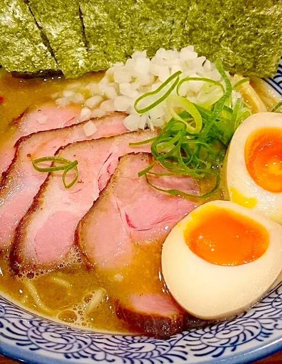 ランチにラーメン食べようと思ったけど海鮮丼を食べたけど結局ラーメン食べることに>_<|zeroweb_bossさん