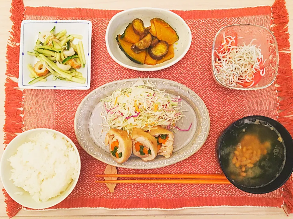 🍴鶏肉の野菜ロール♡きゅうりとちくわのナムル♡しらすトマト♡茄子とかぼちゃのマリネ♡納豆味噌汁|ゆりぴさん