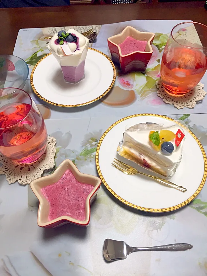 ミックスベリーのアイス手作りと  ココアイのトマトのケーキとレアチーズケーキ😍|ジャスミンさん