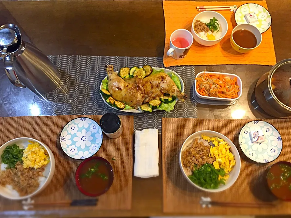 3色丼、鶏のグリル焼き、なめこ汁、人参しりしり。|けみさん