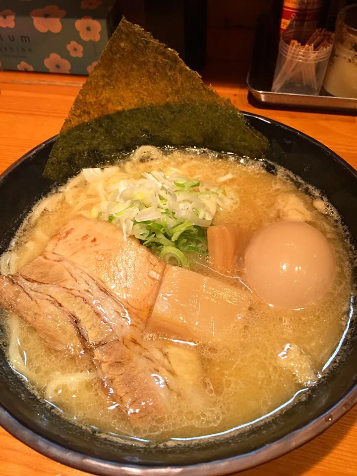 鶏骨醤油ラーメン 味玉付き|T. Wonderさん