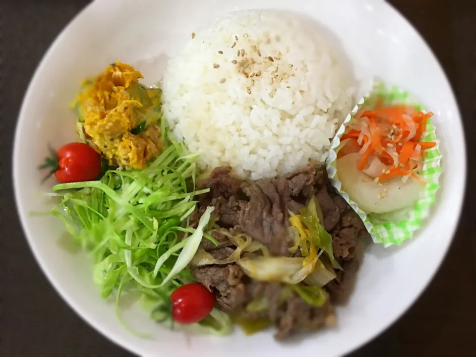 【すき焼きワンプレート】

いつも帰宅が遅くなる彼の晩ご飯なのでご飯多目のワンプレート😊

牛肉・ネギ・白菜を使って、すき焼き風にしてみました(^_^)

付け合わせに南瓜サラダ・酢の物・家庭菜園ミニトマト✨

それと白菜・大根・ネギのお味噌汁を添えます。|さちさん