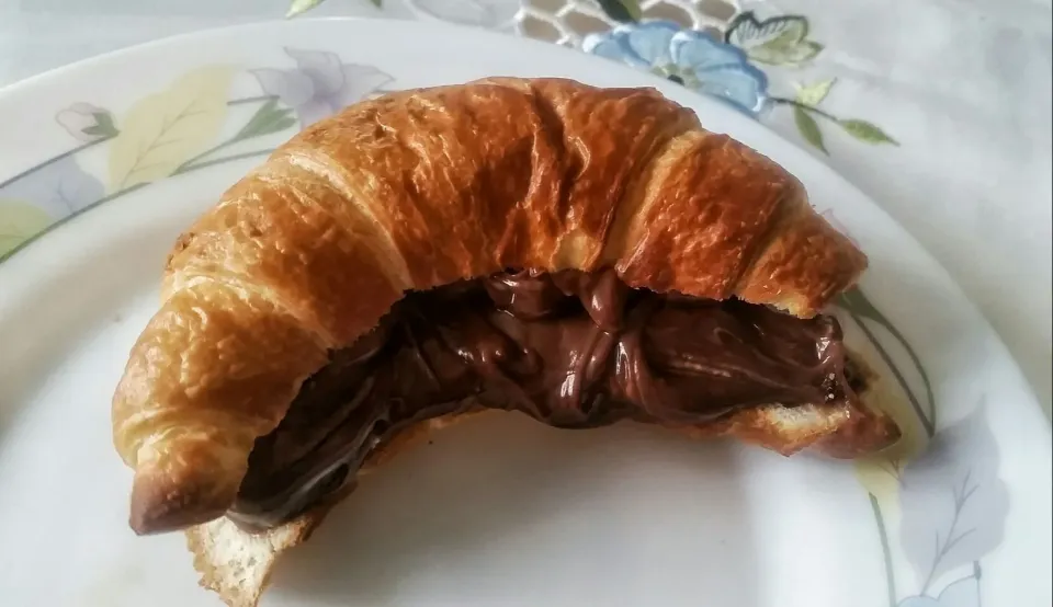 croissant filled  with chocolate 🍫 Nutella mousse cream

Gipfeli gefüllt mit Schokoladen-Nutella-Mousse|Najeskaさん