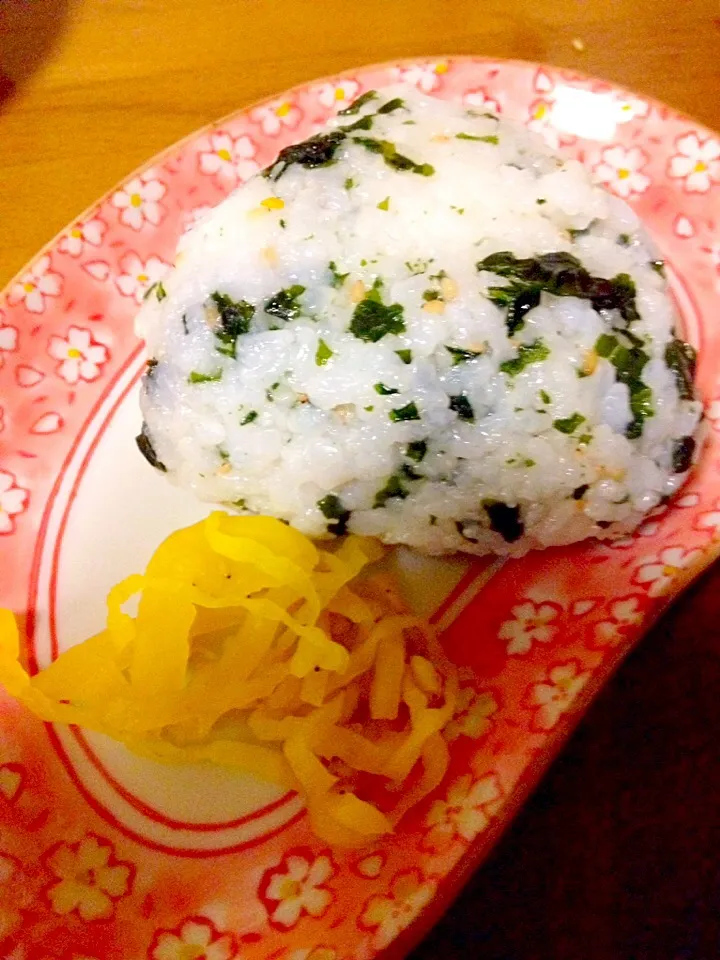 Snapdishの料理写真:胡麻わかめおむすび🍙|まいりさん