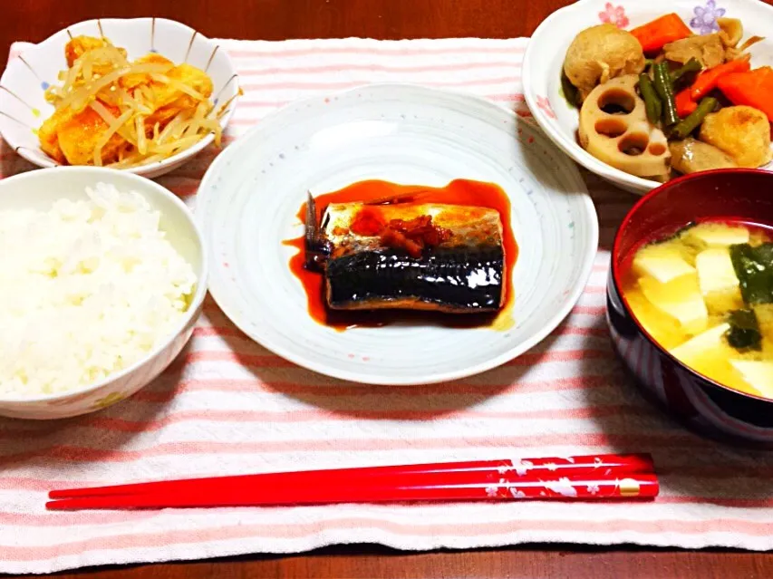 鯖の煮付け＊
野菜たっぷり筑前煮＊
油揚げともやしのごま和え＊
豆腐とわかめの味噌汁＊|anna☺︎さん