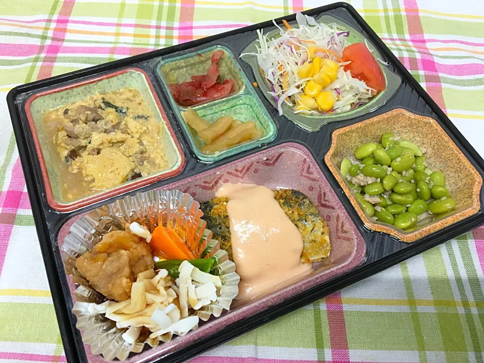 Snapdishの料理写真:鰆のハーブパン粉焼き 日替わり弁当 豊川市宅配|Naokazu Kuritaさん