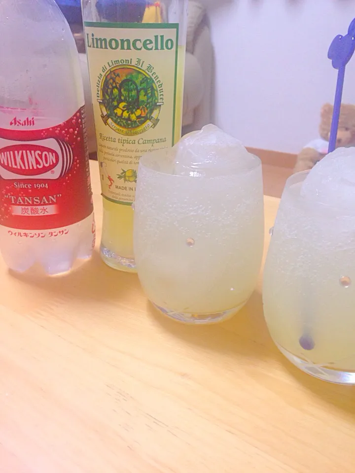 Snapdishの料理写真:日曜日の夜
レモンリキュールを炭酸水で割って乾杯🍻|りりこさん