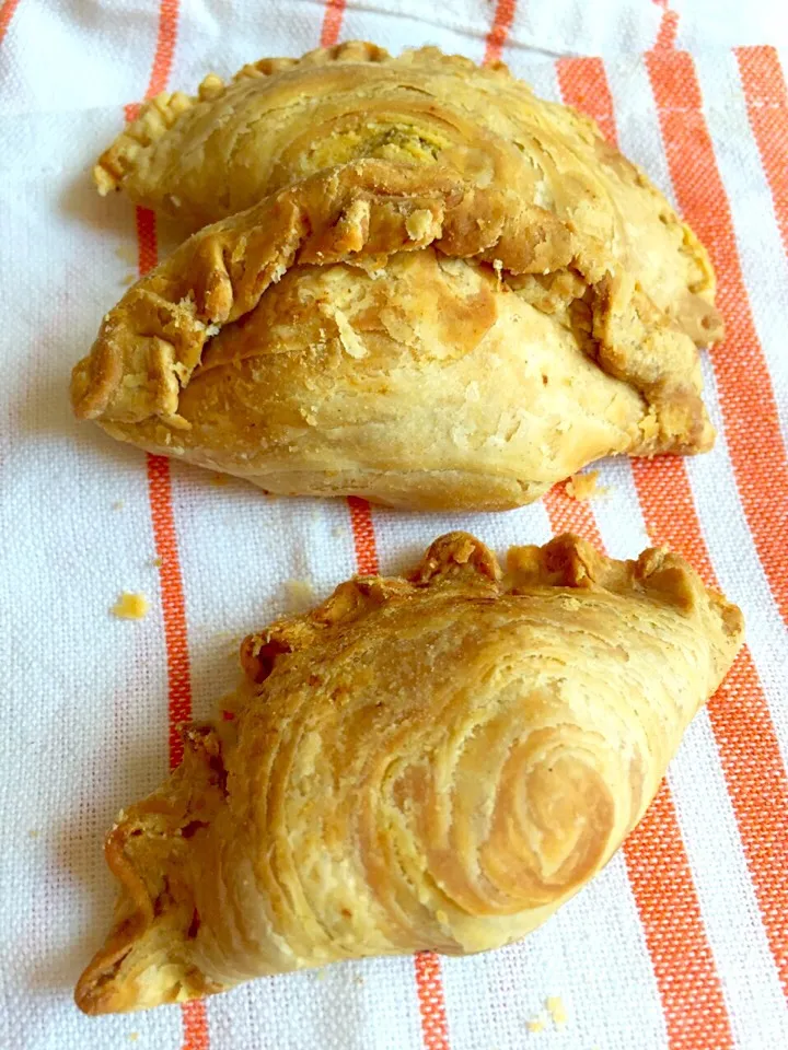 homemade curry pastry puffs stuffed with chicken, beef, bacon, potatoes and peppers|proudaさん